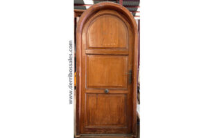 Puerta de madera de mobila, de medio punto. Medidas: 220 x 100 cm.