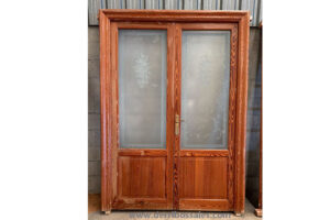 Puerta de madera de mobila. Puerta doble con cristal antiguo. Medidas: 220 x 150 cm.