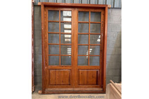 Puerta de madera de mobila. Puerta doble con cristal. Medidas: 220 x 150 cm.