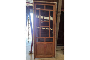 Puerta de madera con cristal. Medidas: 220 x 80 cm.