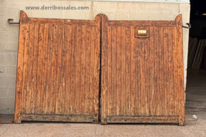 Puerta de madera de mobila de 2 hojas, para exterior. Medidas: 200 x 300 cm.