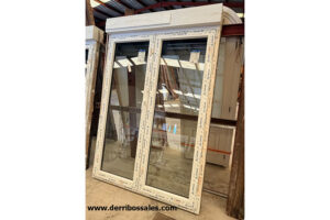 Puerta de pvc, de 2 hojas practicables oscilobatientes.